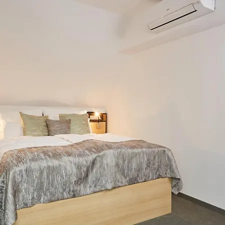 לינה וארוחת בוקר Gold House 4*