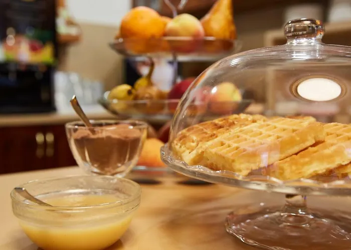 לינה וארוחת בוקר Gold House 4*