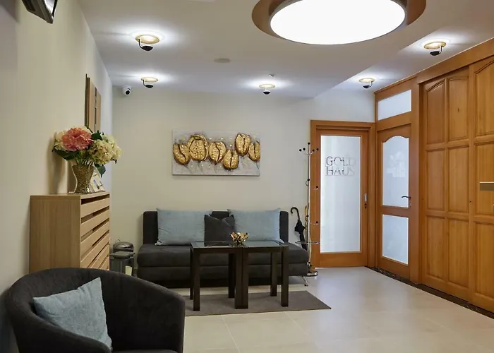 לינה וארוחת בוקר Gold House 4*