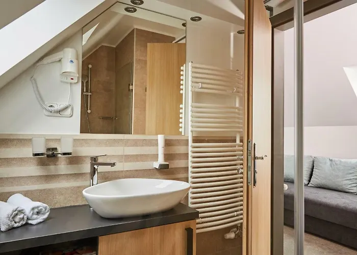 לינה וארוחת בוקר Gold House 4*