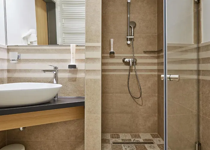 לינה וארוחת בוקר Gold House 4*