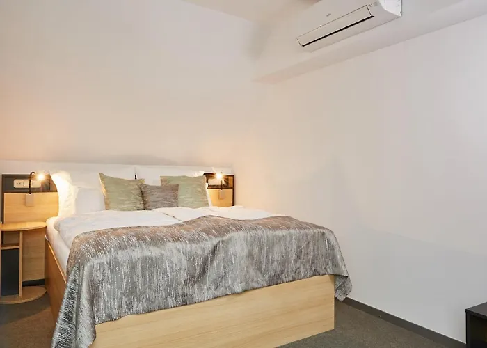 לינה וארוחת בוקר Gold House 4*